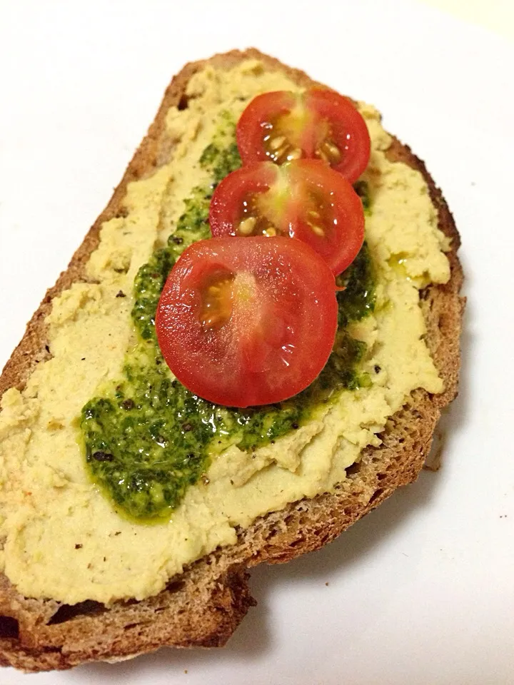 Homemade hummus & rucola pesto on sourdough toast|coxiella24さん