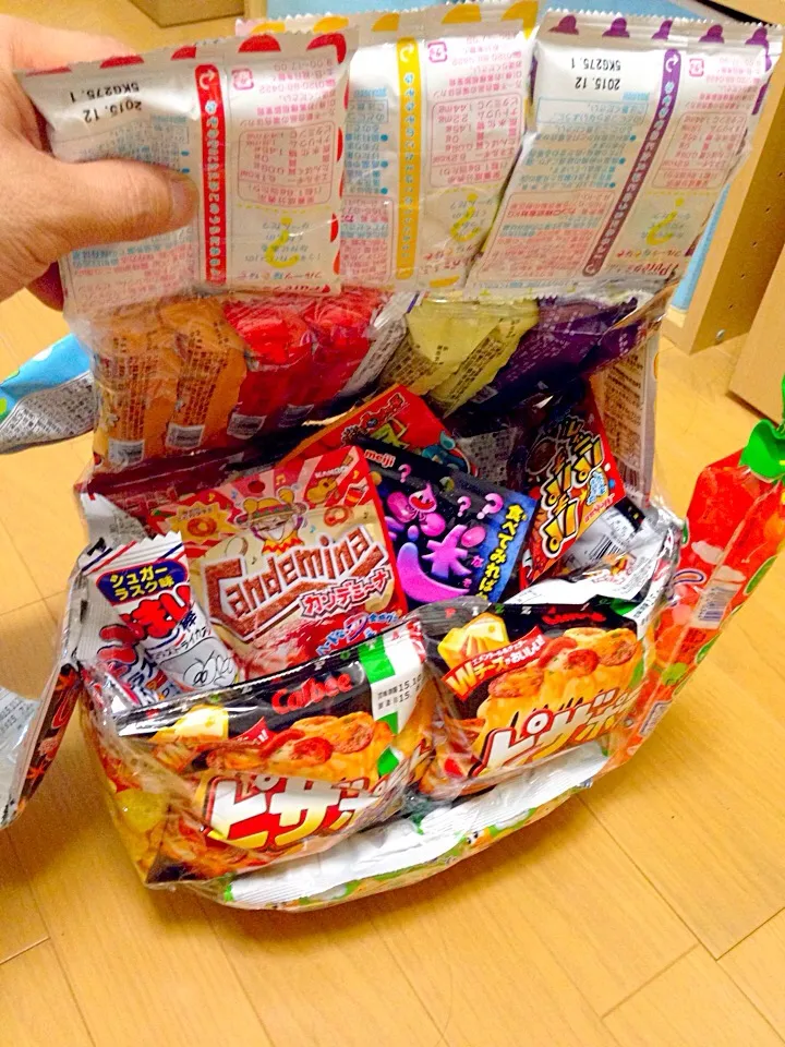 Snapdishの料理写真:お菓子のショルダーバック中身|ひろみち138さん