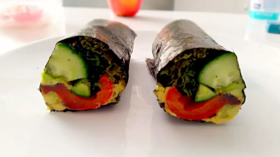 no rice-sushi with avocado, cucumber, kale chips and grilled bell pepper|lolaさん