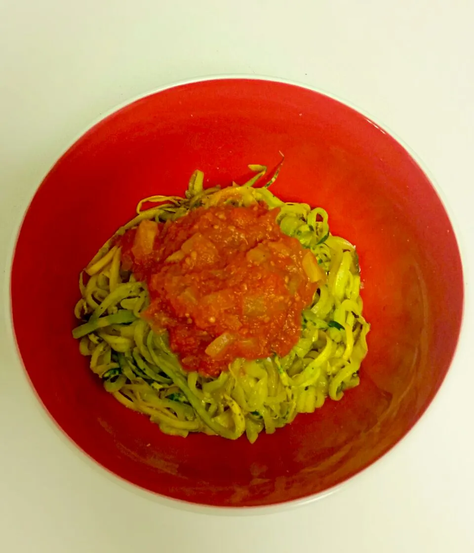 Snapdishの料理写真:yellow zuccini zoodles with home made tomato sauce|lolaさん