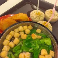 Snapdishの料理写真:灌汤包，油豆腐粉丝汤，鸡腿🍗|林丢丢さん