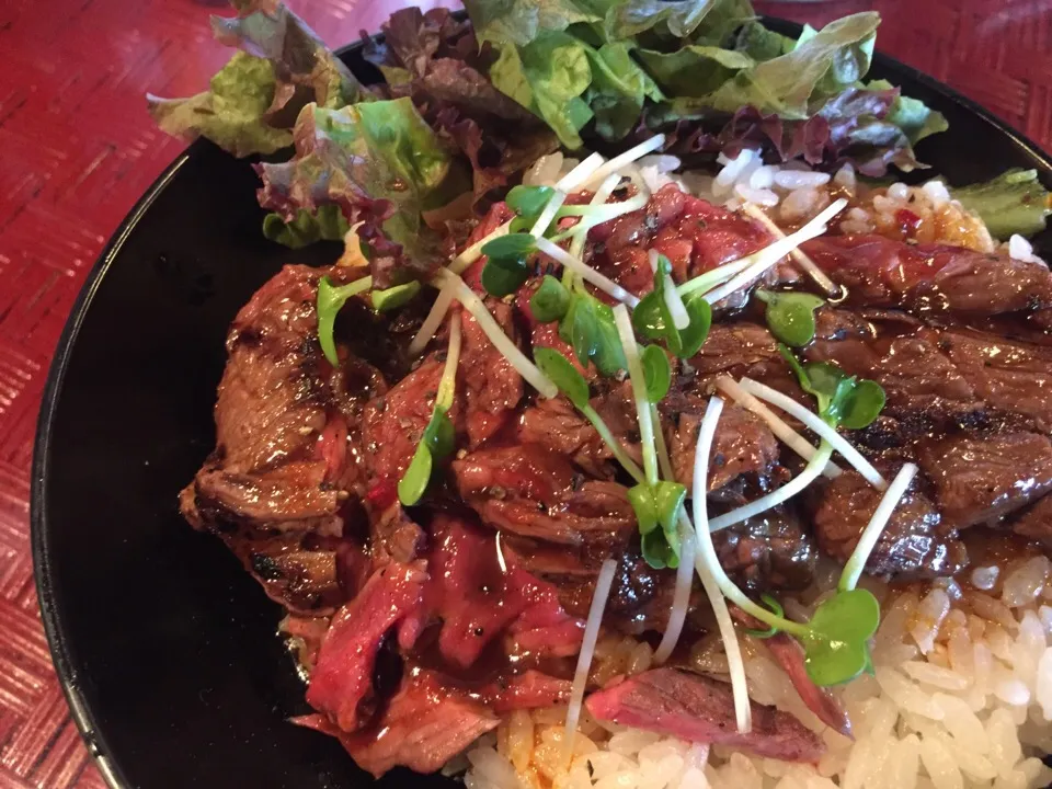 ステーキ丼|さくさくぱんださん