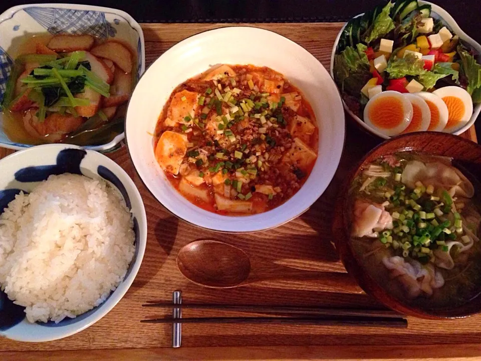 麻婆豆腐、小松菜とさつま揚げの煮浸し、サラダ、水餃子スープ|ayumiさん