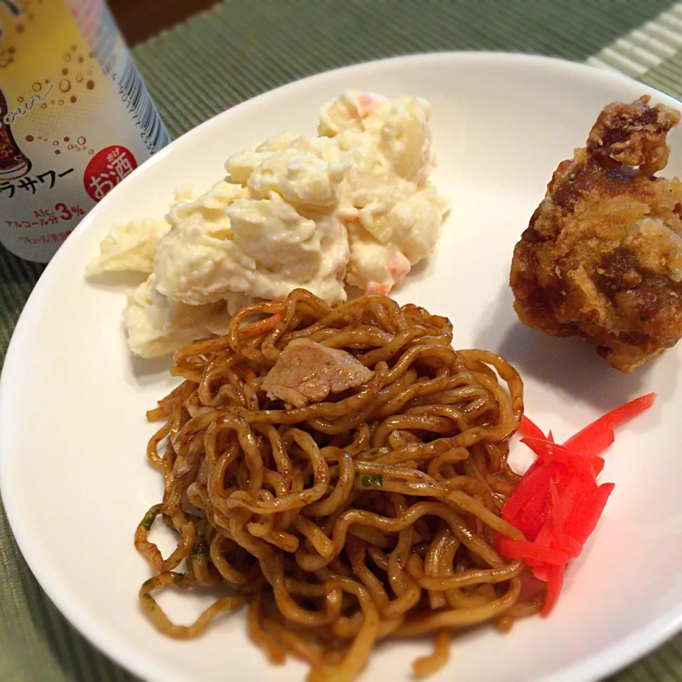 Snapdishの料理写真:焼きそば ポテトサラダ|さるさん