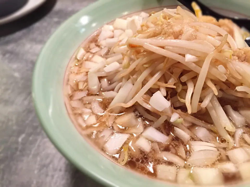 小倉 ラーメンだるま 小ラーメン（250g）650円 たまねぎ乗せ750円|旨い飯好き近藤かずひささん