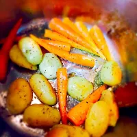 Frying baby carrot and potatoes as side dish|stacezuoさん