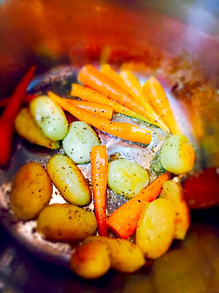 Frying baby carrot and potatoes as side dish|stacezuoさん