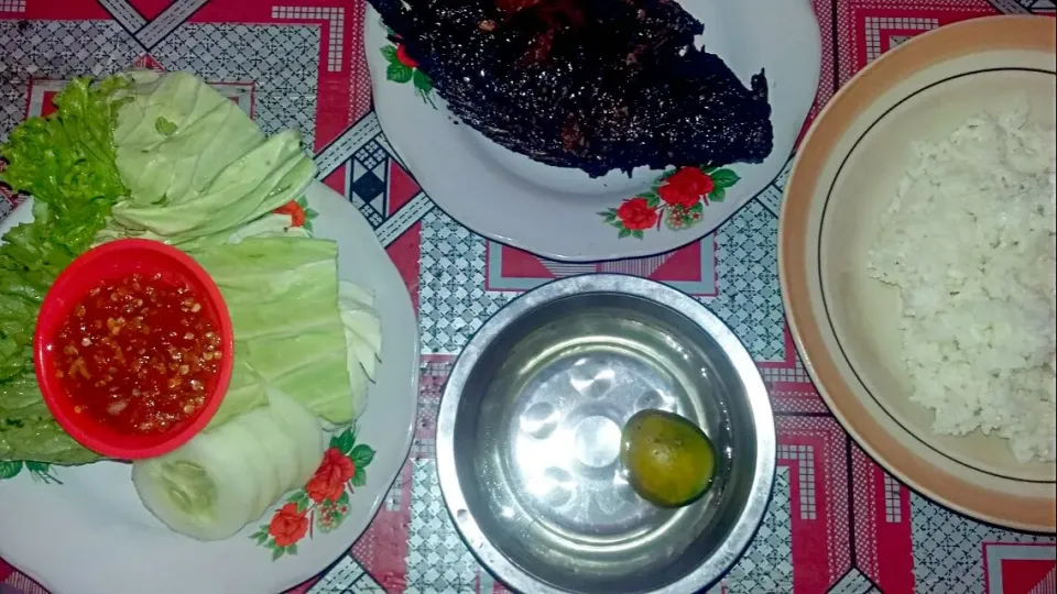 ikan bakar dan lalapan + sambel korek🐟🐠😄😘|emiliaさん