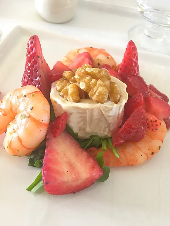 Steamed Prawns and Fresh Strawberries with Goat Cheese, Walnut and Rocket Leaves|Alvin Valerianoさん