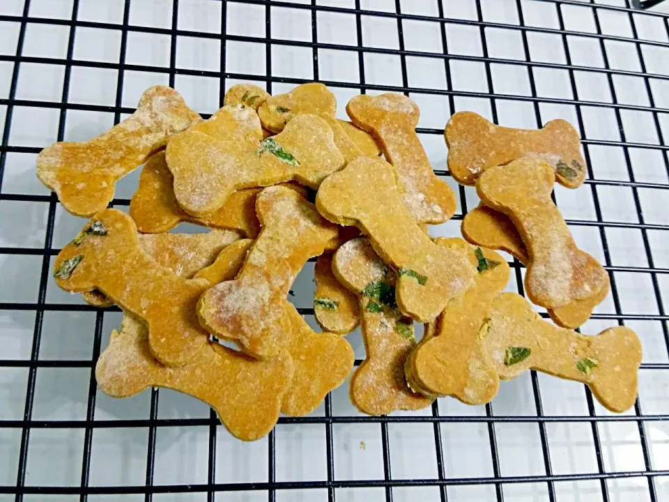 Peanut Butter Mint Bones ~ Fresh from Oven 🐕🐾👄👍|🌷lynnlicious🌷さん