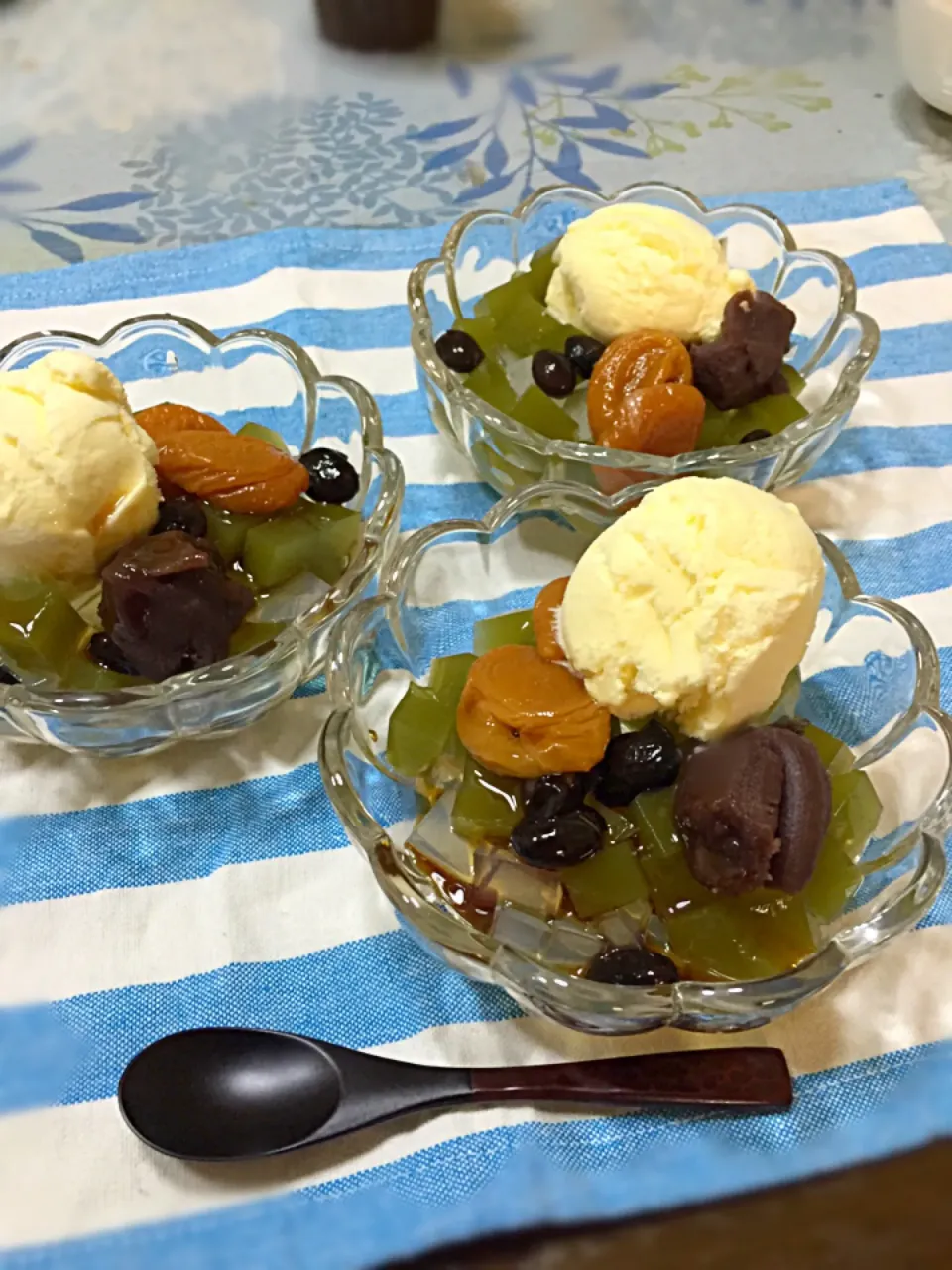 抹茶寒天🍵と二色で、黒豆を添えた   クリームあんみつ     自家製黒蜜に、甘酸っぱいアンズも夏🍑|ようこさん