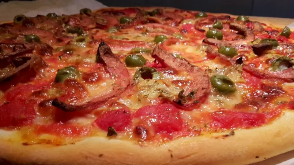 Pizza wurstel funghetti e olive|Mora Maurizioさん