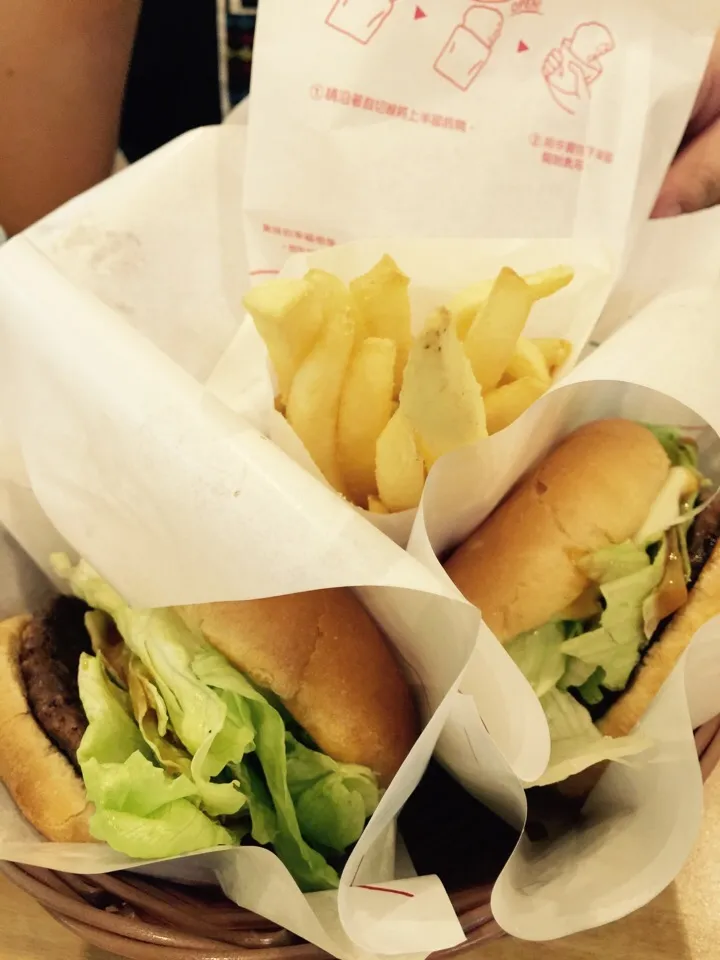 Teriyaki burger w/french fries|EriLorn foodtripさん