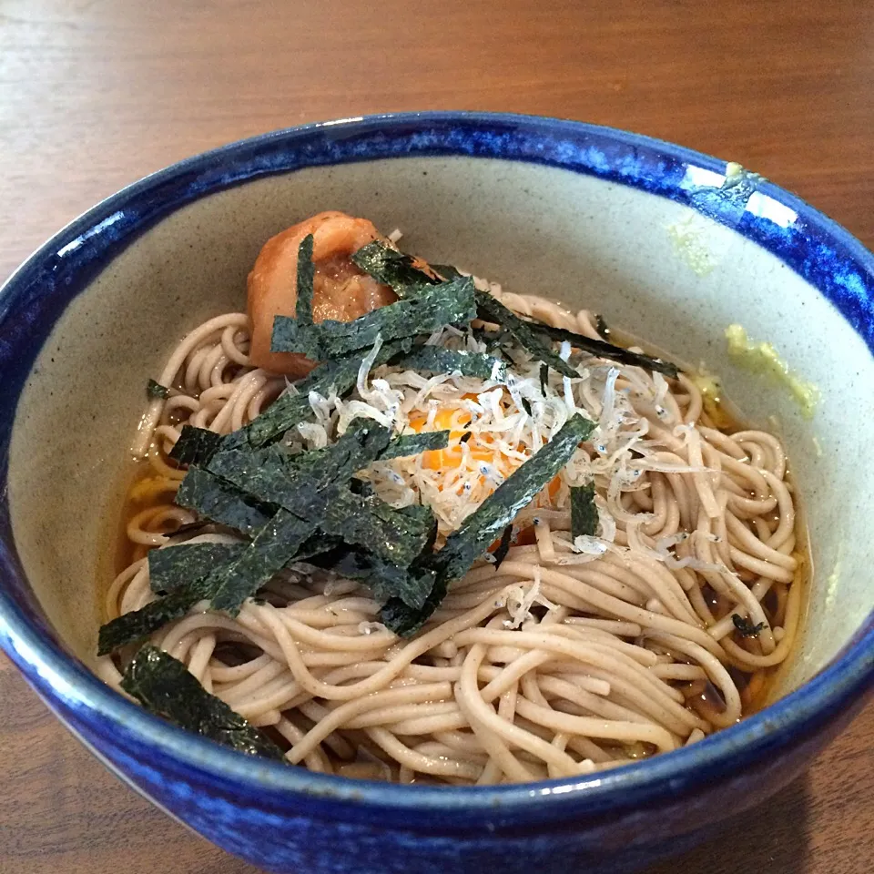 Snapdishの料理写真:梅卵雑魚海苔蕎麦Σヾ(´∀︎`*|まきんすぱん///さん