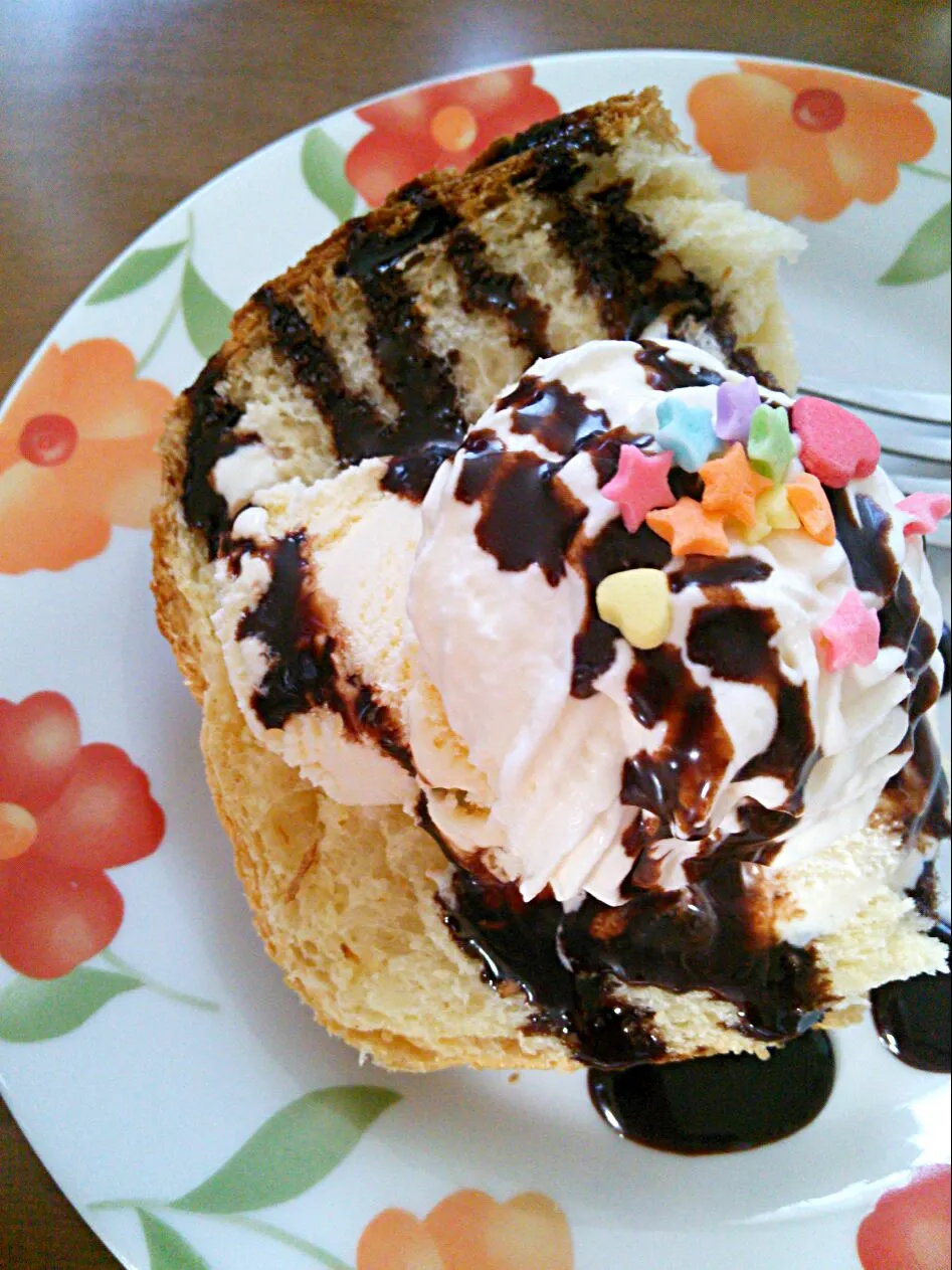 焼きたてパンにアイスクリームと生クリームとチョコレートソース。|ぴとみさん