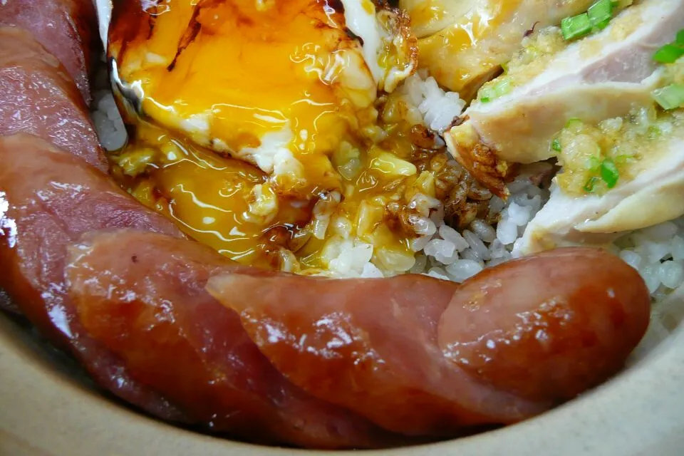 chicken and sausage over rice in clay pot 2|steven z.y.さん