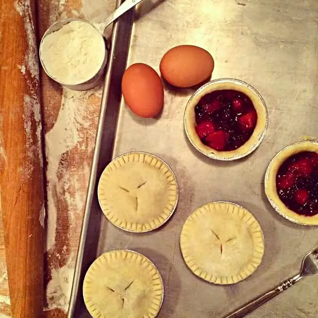 tiny mixed berry pies|CHUENCHAIさん