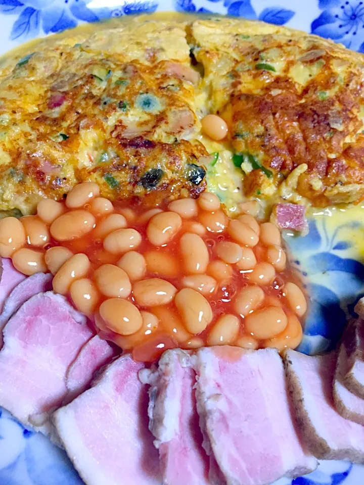 Snapdishの料理写真:Cheese omelette stuffed with zucchini, tomato, onions, scallions and bacon bits side order of baked beans|Mary Annさん