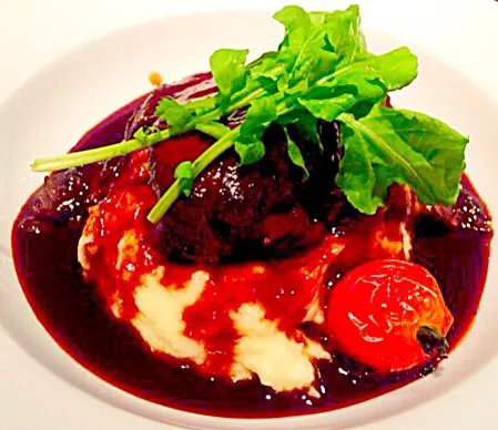 Snapdishの料理写真:牛スネ肉の赤ワイン煮込み - Beef Burgundy ( Beef with red wine on mash potato) 😋✨❤️|Liezlさん