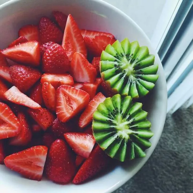 strawberries and kiwi|CHUENCHAIさん