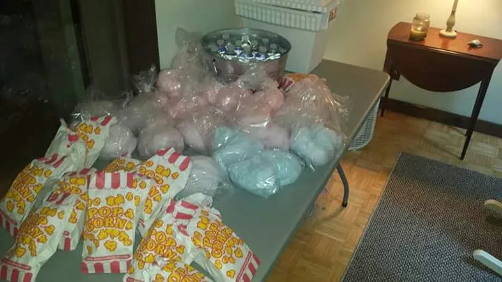 movie night at home,popcorn,cotton candy|CHUENCHAIさん