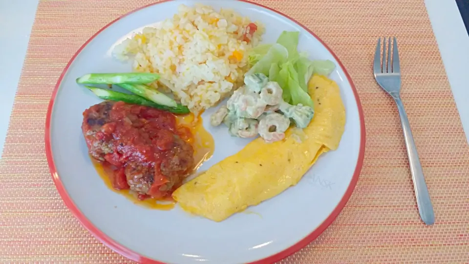 今日の昼食 煮込みハンバーグ、えびとアボカドのサラダ、チーズオムレツ、人参の炊き込みピラフ|pinknari🐰🌈さん