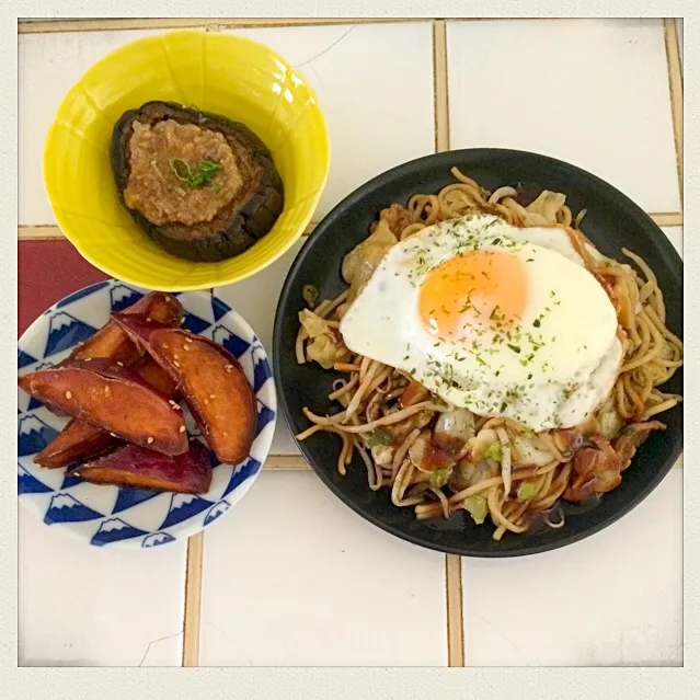 Snapdishの料理写真:焼きそば☆大学芋☆茄子の挽肉味噌餡かけ꒰*´∀`*꒱|とまこ(*^o^*)さん