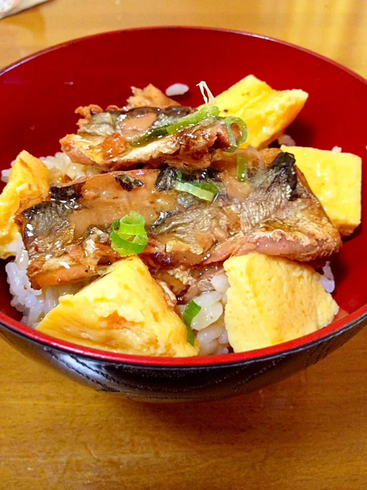 Snapdishの料理写真:秋刀魚の蒲焼き🐟厚焼き卵の200円丼🎵|まいりさん