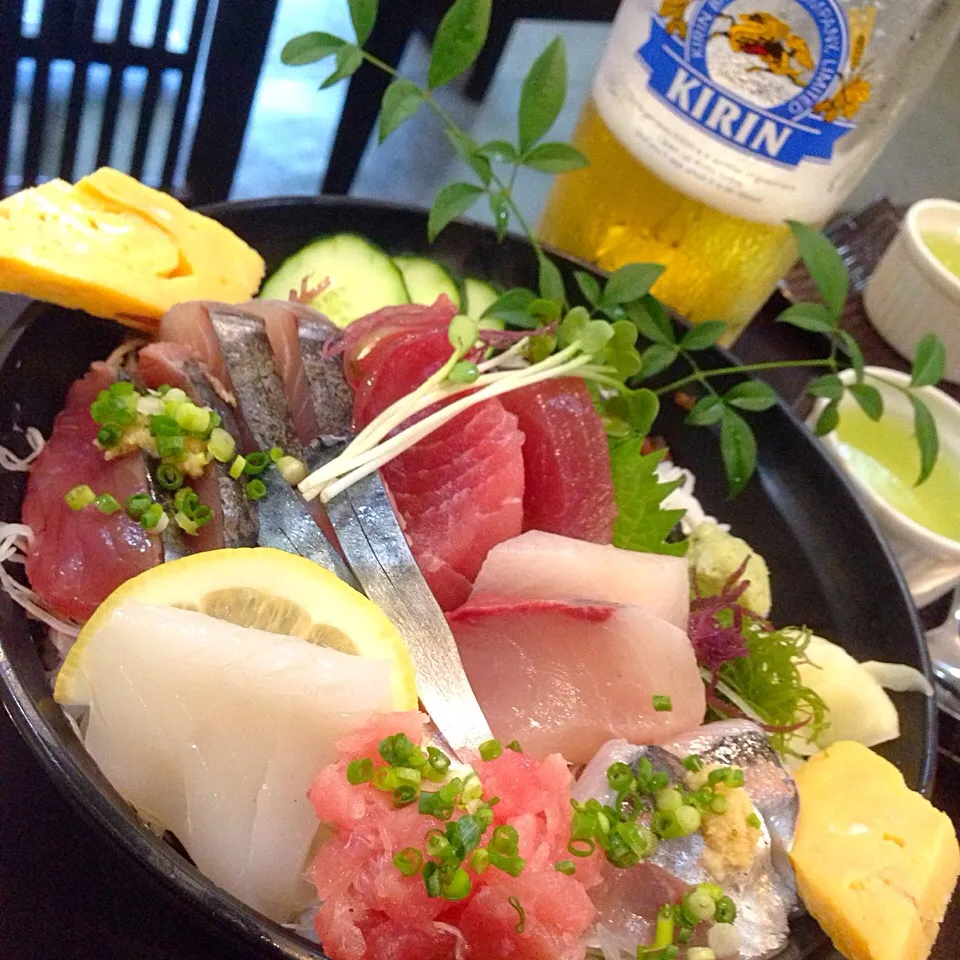 Snapdishの料理写真:小田原で海鮮丼😋🍺✨|アイさん