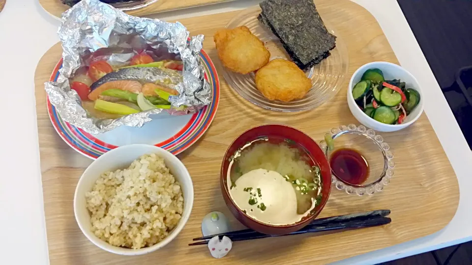 今日の夕食 鮭のホイル焼き、うなぎはんぺん、きゅうりの酢の物、玄米、大根の味噌汁|pinknari🐰🌈さん