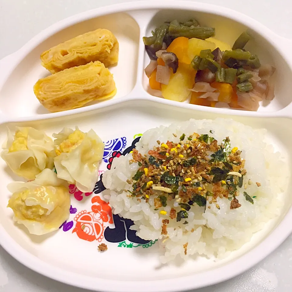 息子ごはん♡離乳食完了期！小魚ふりかけごはん♡お豆腐鶏エビシューマイ！♡たまごやき♡インゲン、人参、じゃがいも、蓮根、しいたけの煮物♡|湊叶ママさん