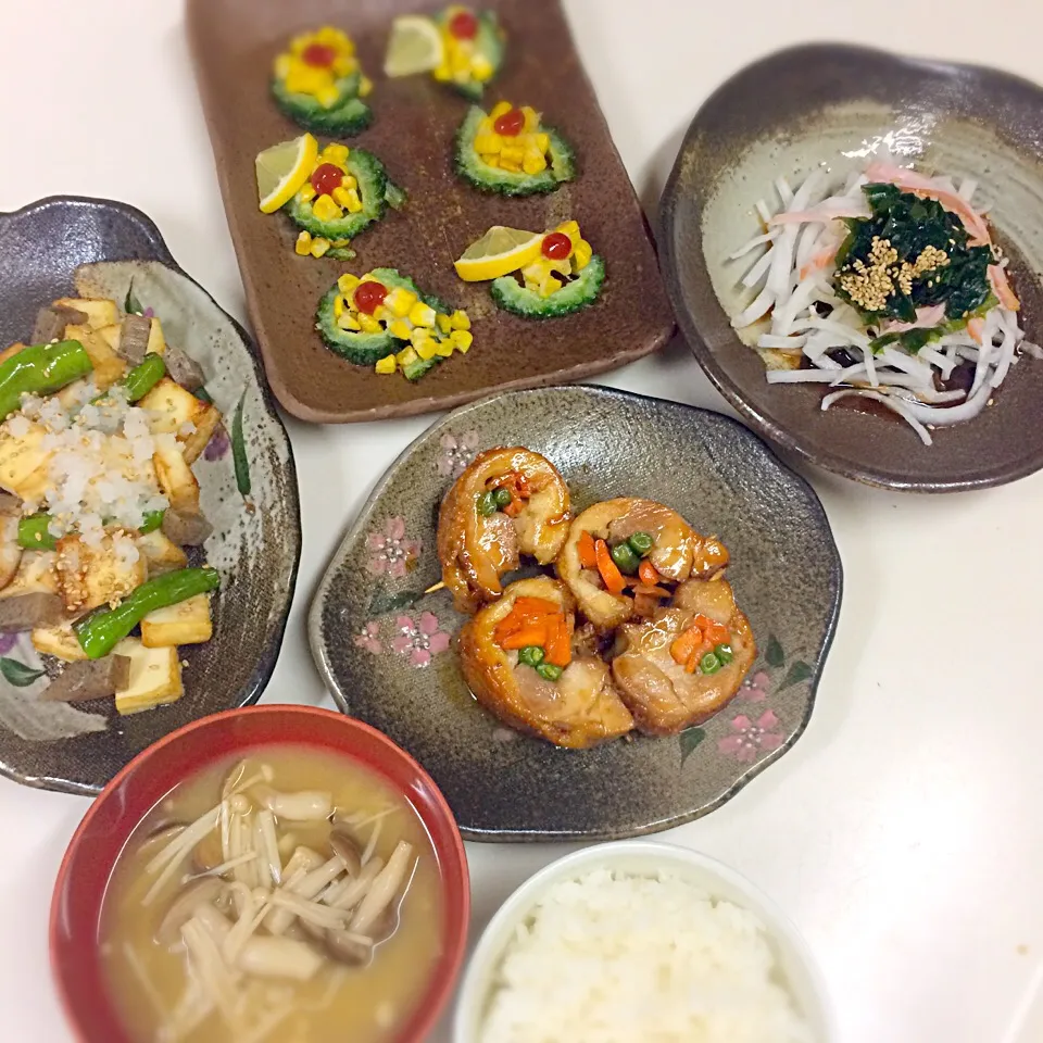 8/9 晩御飯🎵鶏モモのチキンロール、厚揚げ獅子唐こんにゃくの炒め、ゴーヤとトウモロコシの素揚げ|Hiroさん