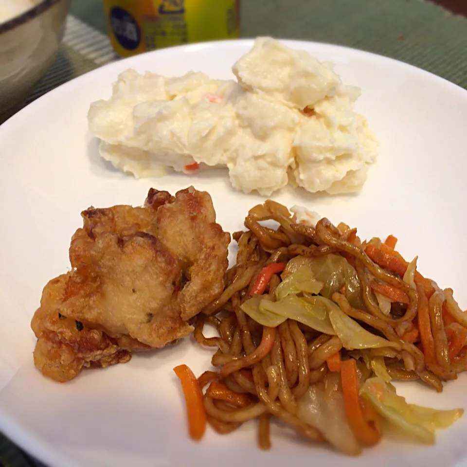 唐揚げ 焼きそば ポテトサラダ|さるさん