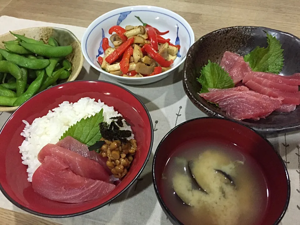 まぐろ納豆酢飯丼&刺身・パプリカとエリンギのガーリックバジル炒め・枝豆・しじみ味噌汁|まーままさん