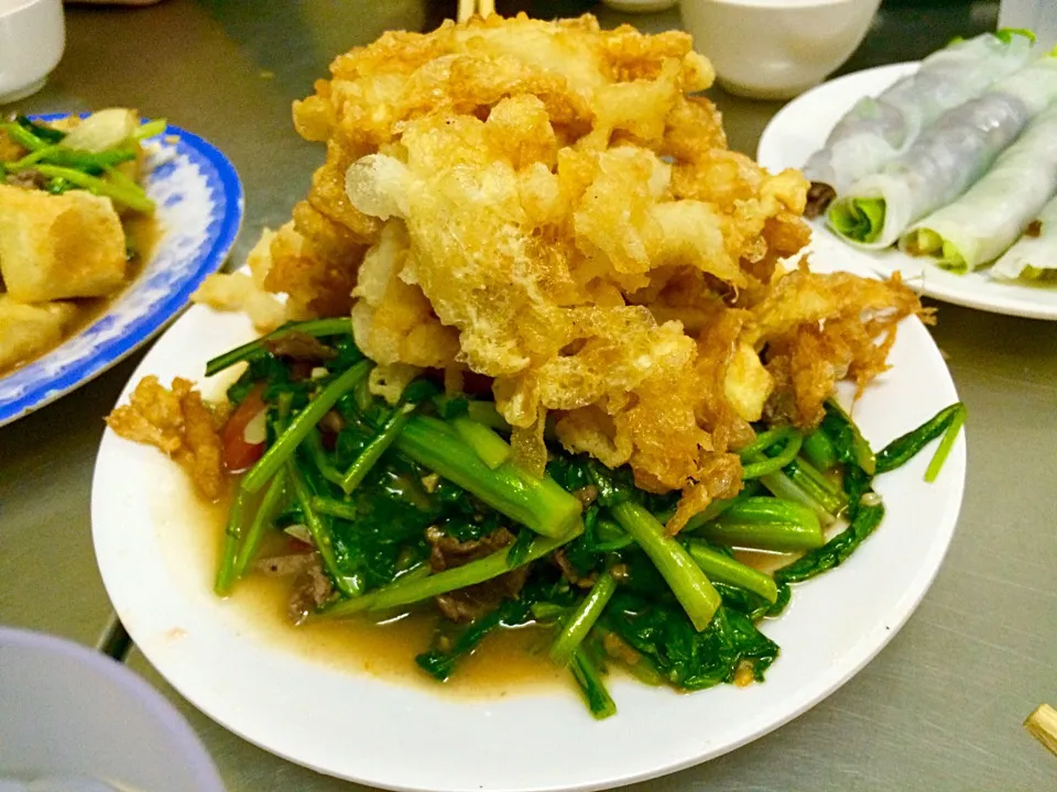 ベトナムにて⑥牛肉と青菜の炒め物  フライドエッグ乗せ|あやぽさん