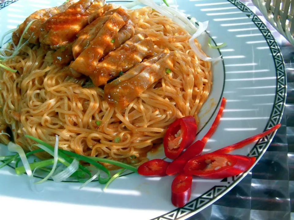 辣麻酱捞面。。 。chicken and noodle with spicy sesame sauce|steven z.y.さん