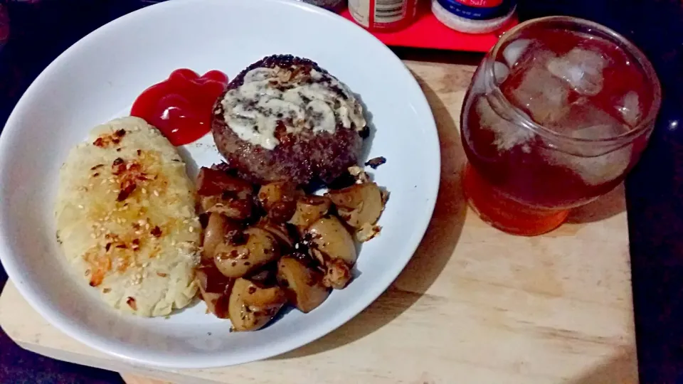 Spicy beef patty, malt champignon, garlic crust & ice honey juice|ibby lerrickさん