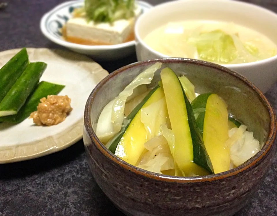 晩ごはん ズッキーニとキャベツのあんかけ丼 豆乳スープ 冷奴 キューリ|ぽんたさん