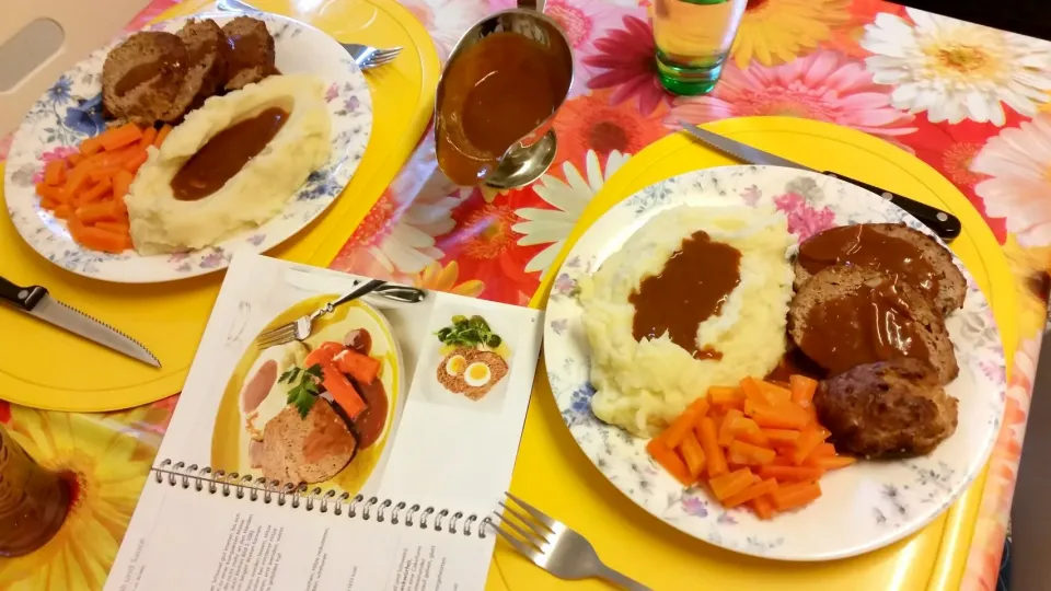 meatloaf / Hackbraten / ミートローフ

Mītorōfu with mashed potatoes and sugar carrots.|Najeskaさん