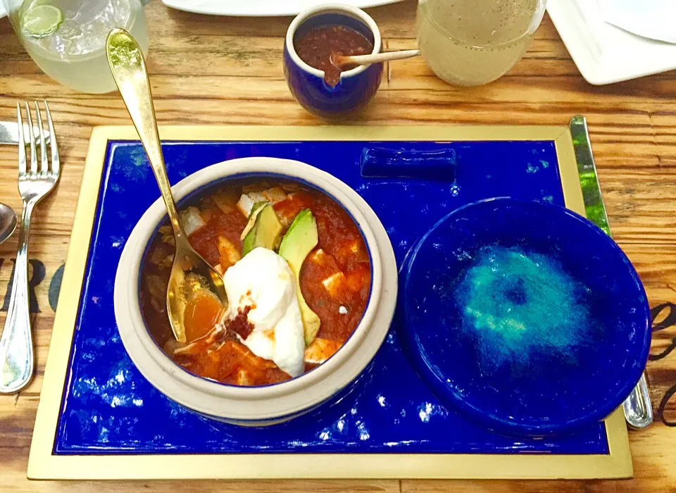 Sopa de Tortilla con Aguacate y Crema.|Loreleyさん