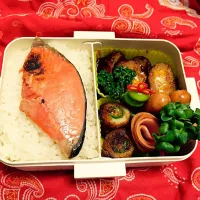 Snapdishの料理写真:旦那さまのお弁当 鮭焦げる(＞人＜;)|あしたまさん