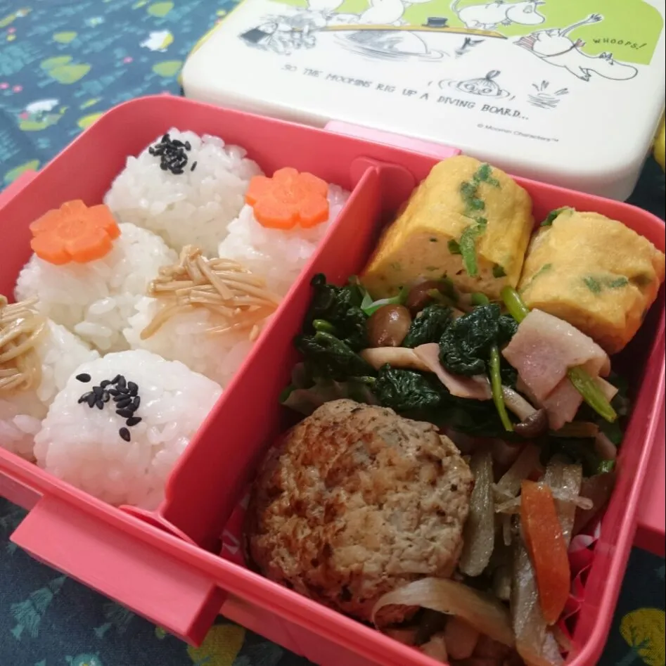 お弁当
プチおにぎり、金平ごぼう、ごぼう入りハンバーグ、ほうれん草の醤油バター炒め、ネギ入り卵焼き|さっちんさん