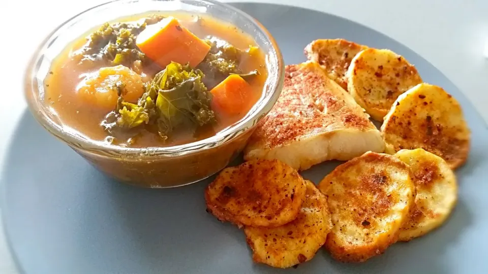 Snapdishの料理写真:Potato,  carrot,  kale soup.  Baked cod fish and baked potato chips.|Mujer Maravillaさん