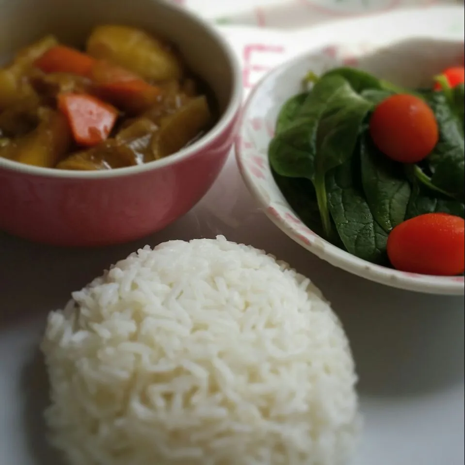 Snapdishの料理写真:Japanese pork curry n baby spinach n cherry tomatoes for my son to bring to work|Chua Jeanさん