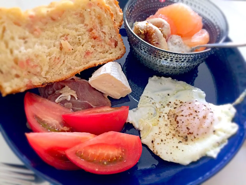 Snapdishの料理写真:ＨＢの焼き立てパンでワンプレートブランチ  今日はゴロゴロベーコンと黒胡椒のパン|gintanさん