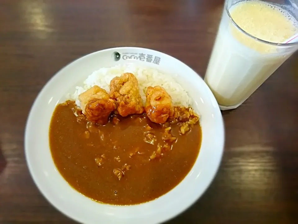 Snapdishの料理写真:ハーフフライドチキンカレー🍛 4辛に、マンゴーラッシー♪|yokoさん