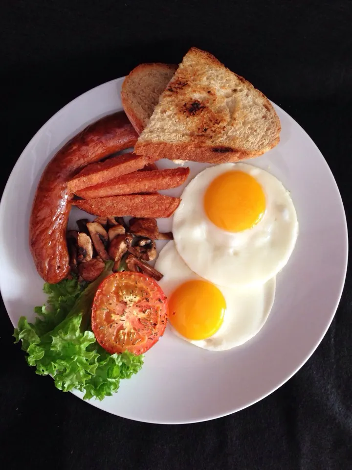 Big Breakfast - sunny side up 🍳, Spanish chorizo sausage, spam fried, sautéed mushrooms, grilled tomato|coxiella24さん