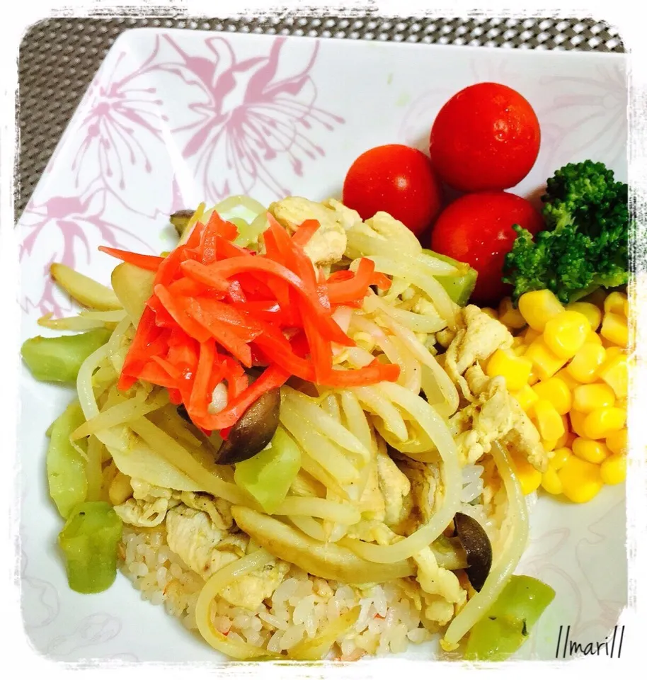 真夏にピリと！カレー粉とお酢のもやしキノコ炒めonチャーハン🍴🍄夏バテ対策料理♪@//mari//|//mari//さん