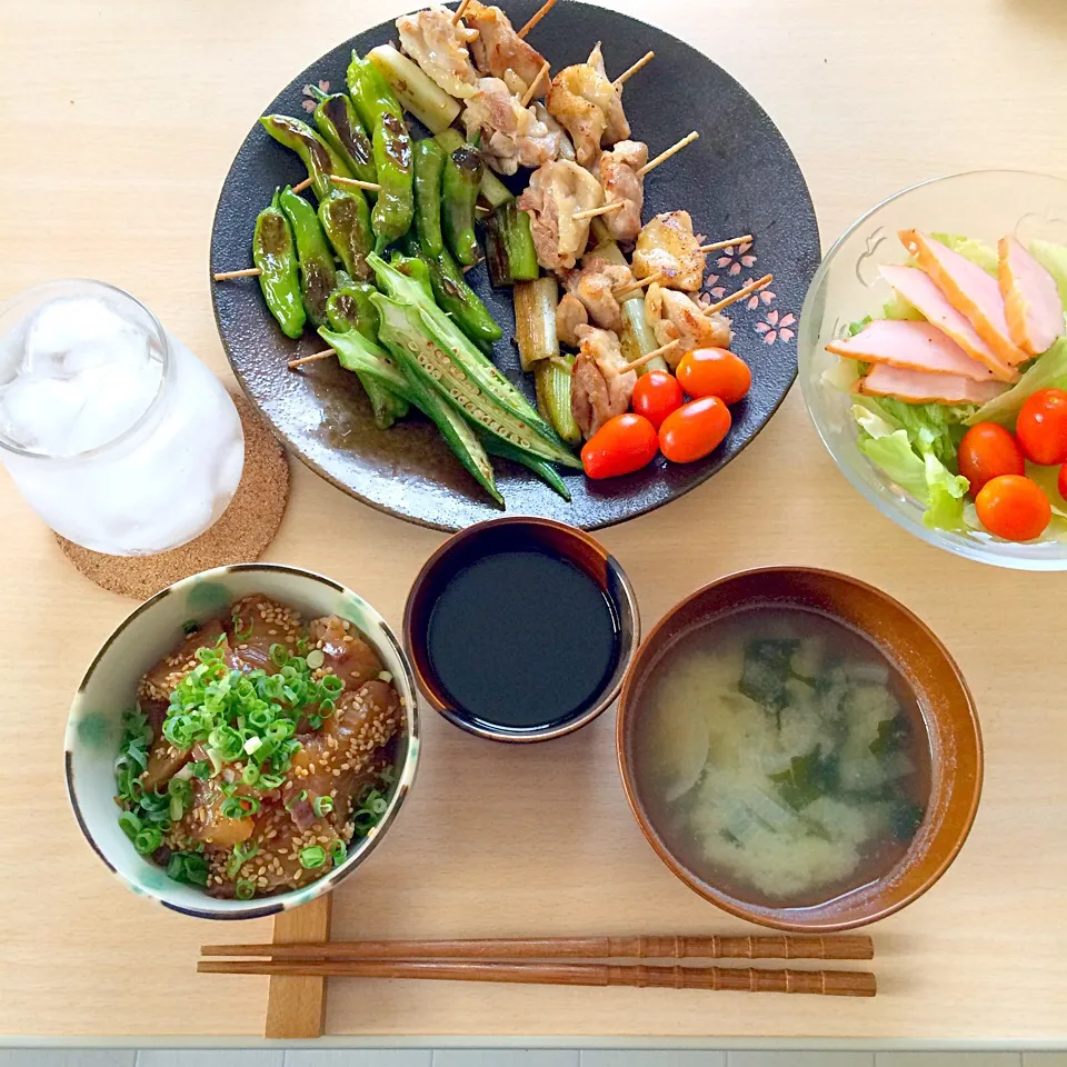 焼き鳥、漬け丼、サラダ、お味噌汁、つけダレ|りょうさん