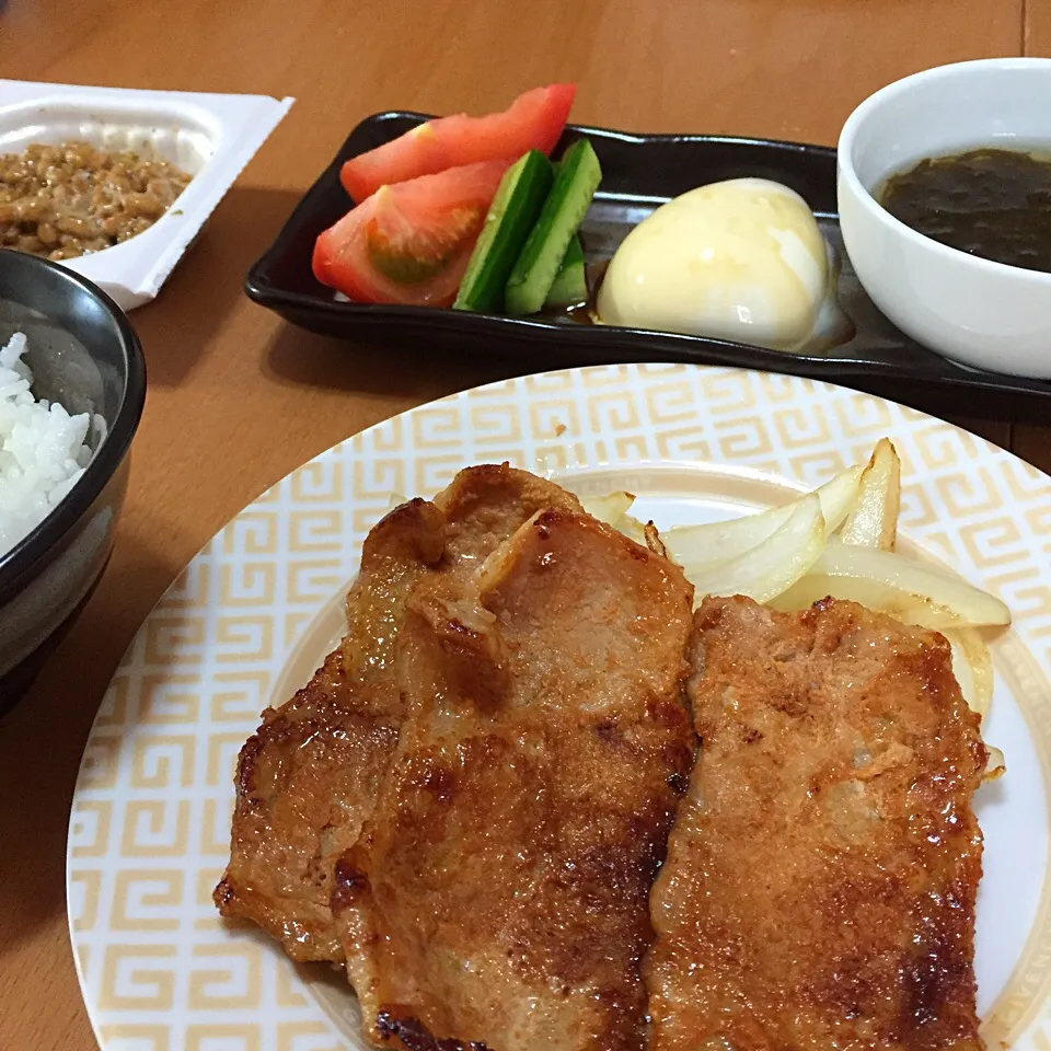 Snapdishの料理写真:豚肉の味噌焼き、玉ねぎ、もずく、きゅうりの浅漬け、トマト、ゆず豆腐、納豆|りーさん